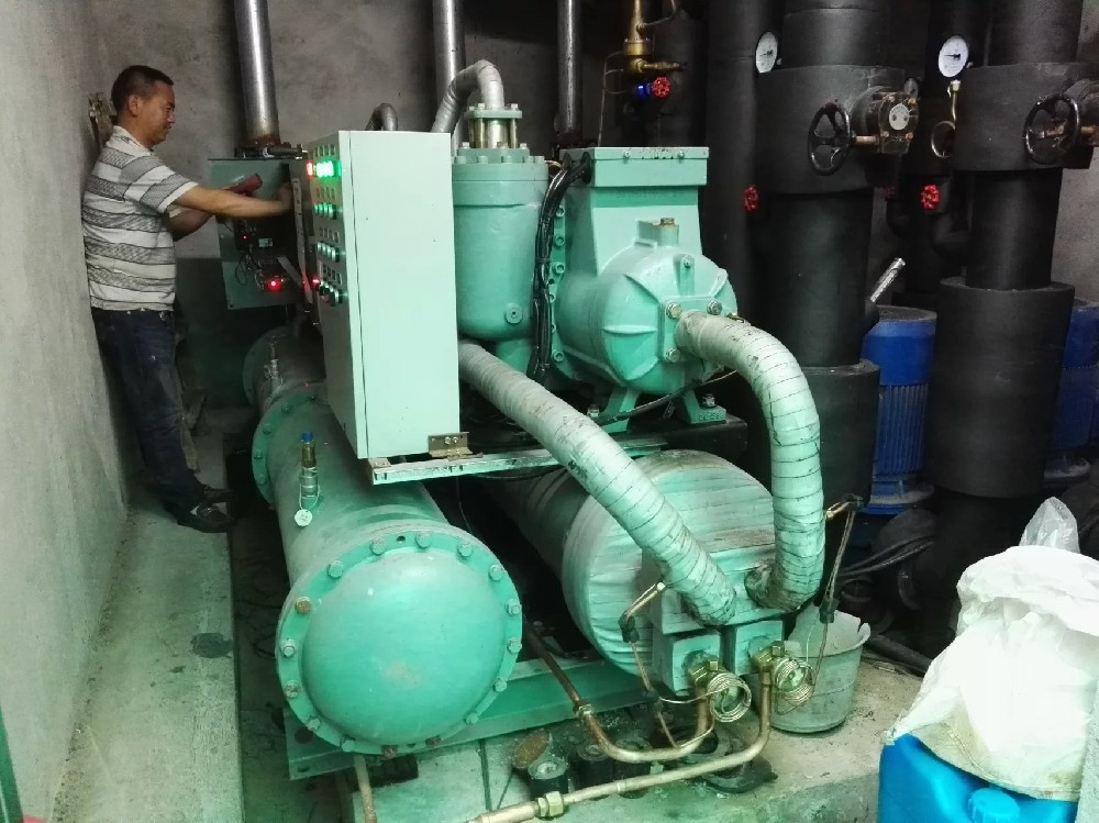 中央空调螺杆式冷水机组运行如何操作？