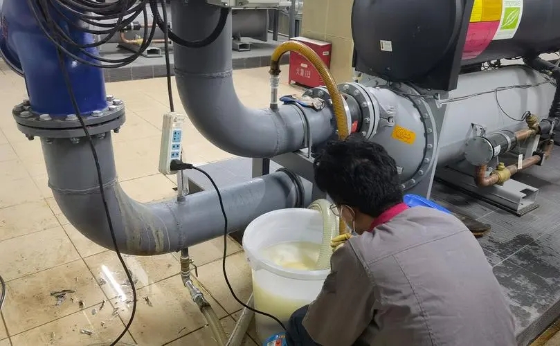 中央空调螺杆式冷水机组冷凝器物理清洗方案