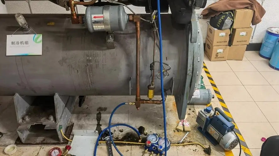 中央空调离心式制冷机组油过滤器如何更换？